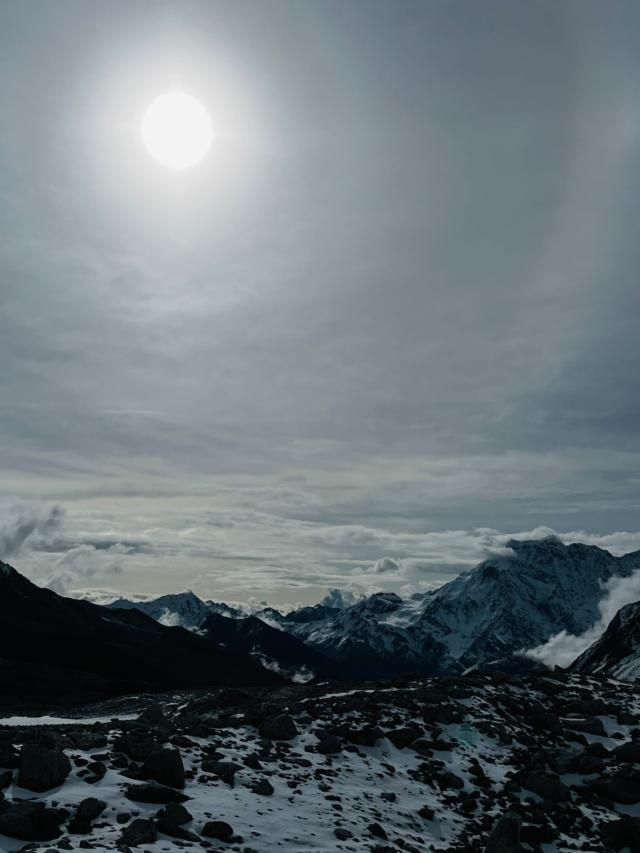 Mann im schwarzen Hemd unter blauem Himmel